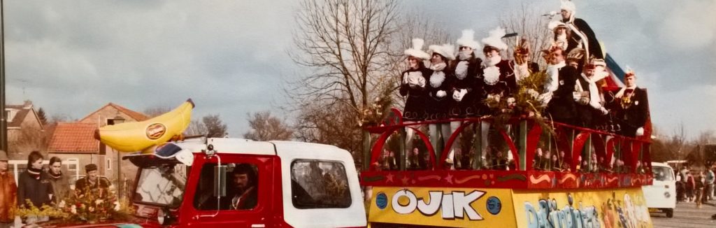 Ojikse carnavalsoptocht in 1982 (foto: Annie Uppelschoten/N. van Kesteren)