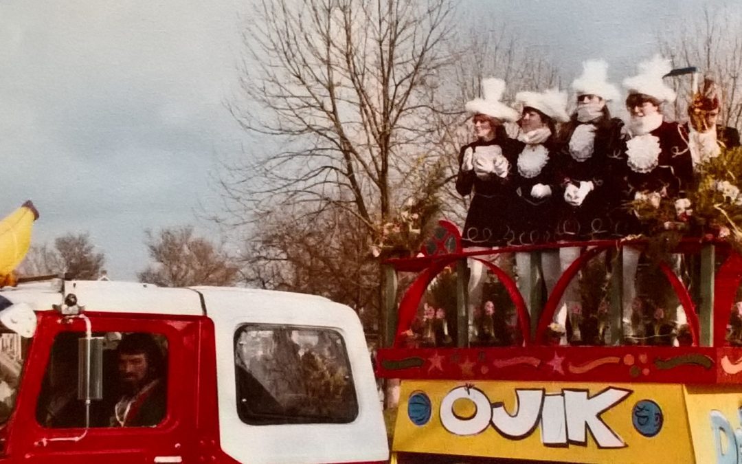 Ojikse carnavalsoptocht in 1982 (foto: Annie Uppelschoten/N. van Kesteren)
